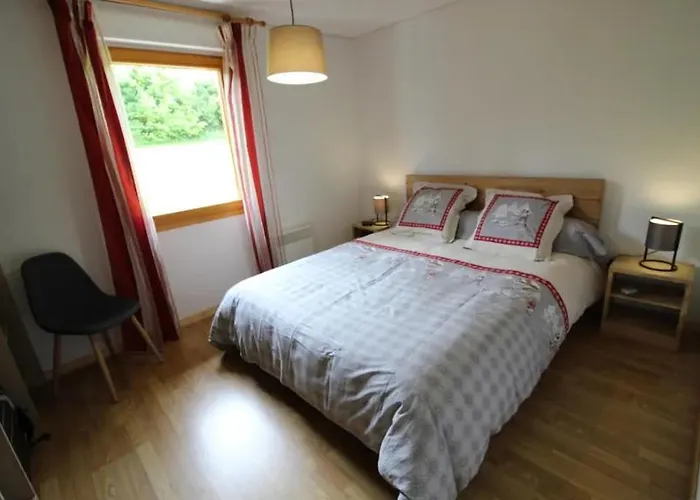 Avec Mezzanine 4 Etoiles, Saint Mamet, Jusqu'a 10 Couchages, Proche Du De Des Commerces Et Des Pistes De Dans Un Quartier Calme